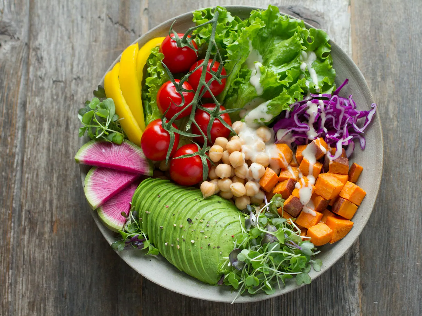 Un bol composé de légumes frais et variés